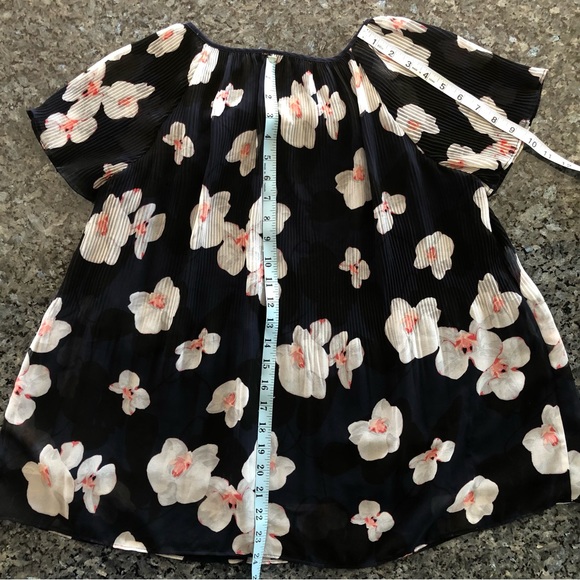 BANANA REPUBLIC Navy, White & Pink Floral Print Micro-Pleated Swing Top - Picture 10 of 14